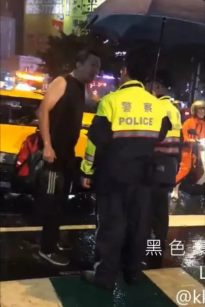 男子大雨中「囂張對警察嗆聲」情緒超激動 他跳針喊「錯的人不是我」警無奈:何必這樣講話?