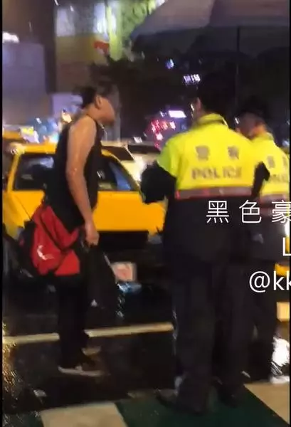 男子大雨中「囂張對警察嗆聲」情緒超激動 他跳針喊「錯的人不是我」警無奈:何必這樣講話?