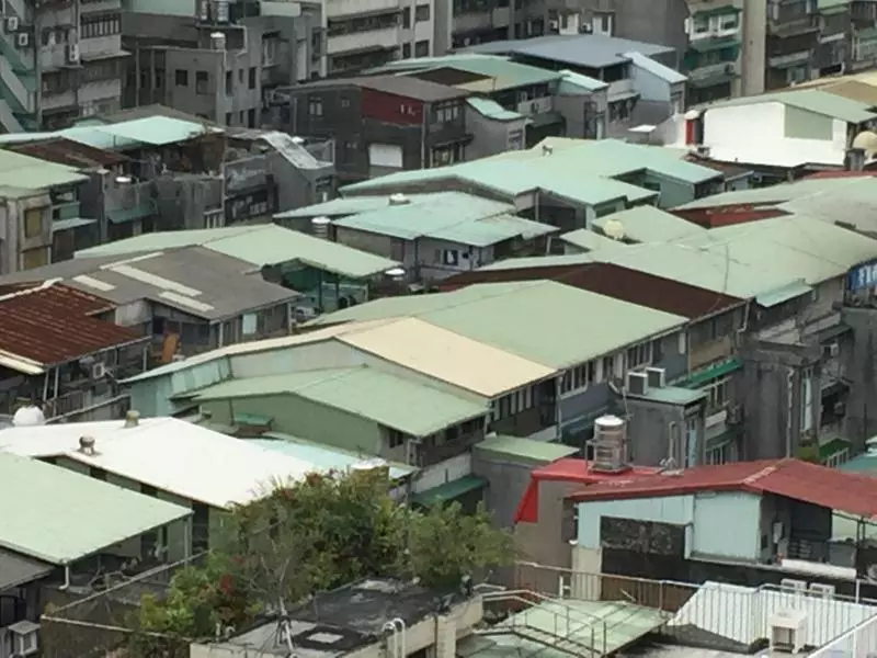 最狂違建!加油站上「鐵皮蓋3層」檢舉4年沒路用 風一吹「糞便亂飄」