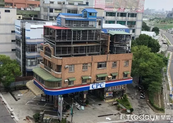 最狂違建!加油站上「鐵皮蓋3層」檢舉4年沒路用 風一吹「糞便亂飄」