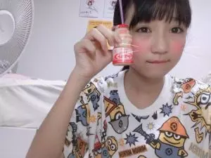 正妹偶像玩直播!結果意外有福利, 網:太不小心了 -