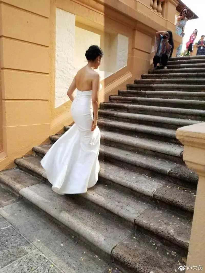 【朱茵身材大崩壞!】90年代女神胸部大突出,整大反而太過頭了!? 網友:完全接受不到她這個樣!!!