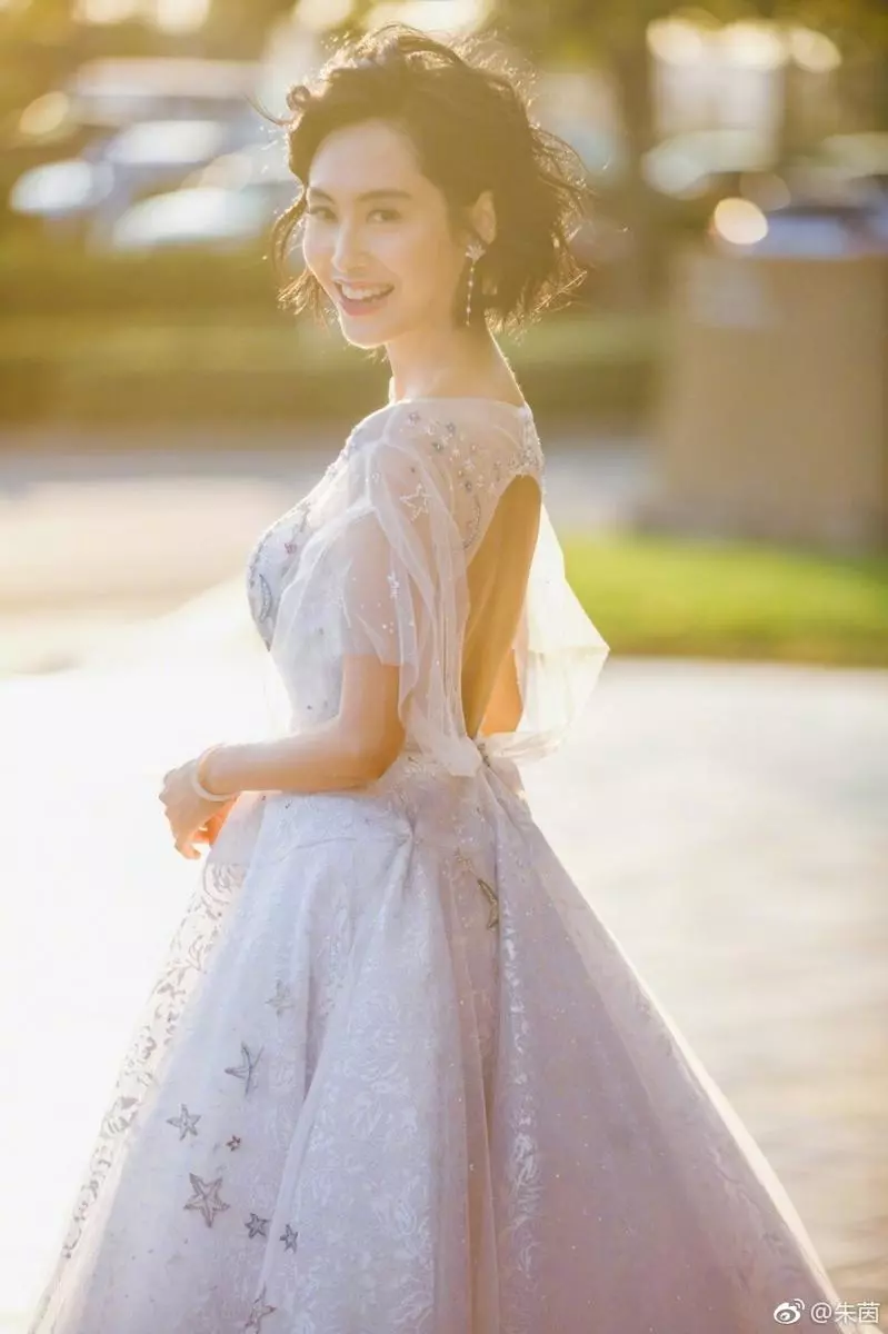 【朱茵身材大崩壞!】90年代女神胸部大突出,整大反而太過頭了!? 網友:完全接受不到她這個樣!!!