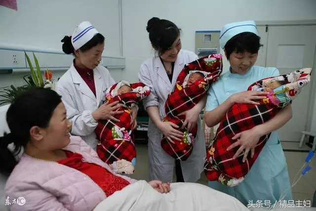 頭胎兒子,婆婆逼生二胎,獎勵20萬,結果來了三個孫子,一下傻眼