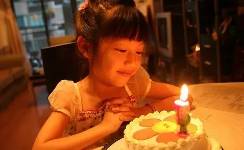 女兒十歲生日,婆婆拿來十萬紅包,我收了錢卻不讓她進家門