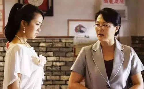 女兒十歲生日,婆婆拿來十萬紅包,我收了錢卻不讓她進家門