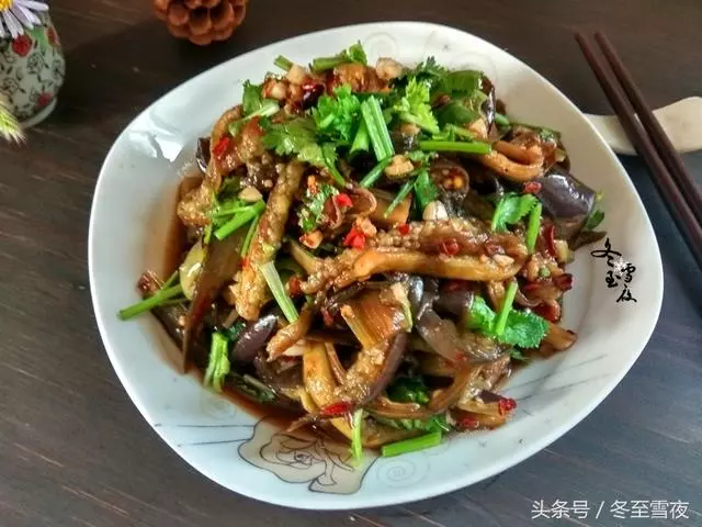 這樣做茄子不用炒,不用炸,吃起來特下飯,做法特簡單還健康