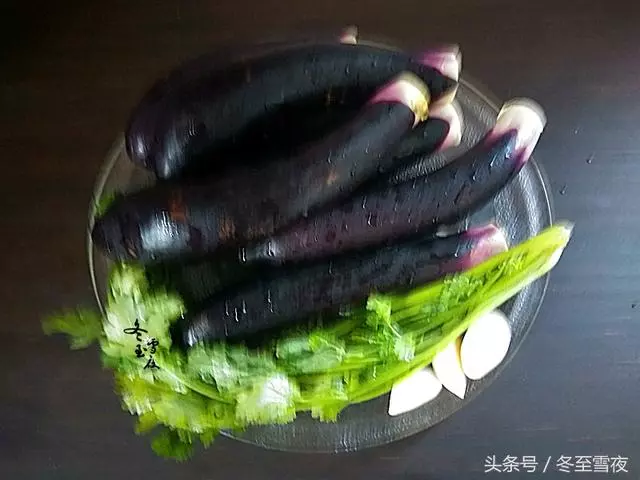 這樣做茄子不用炒,不用炸,吃起來特下飯,做法特簡單還健康