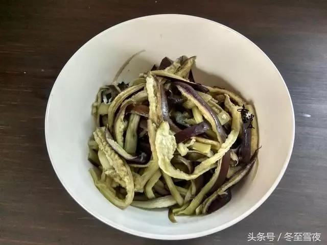 這樣做茄子不用炒,不用炸,吃起來特下飯,做法特簡單還健康