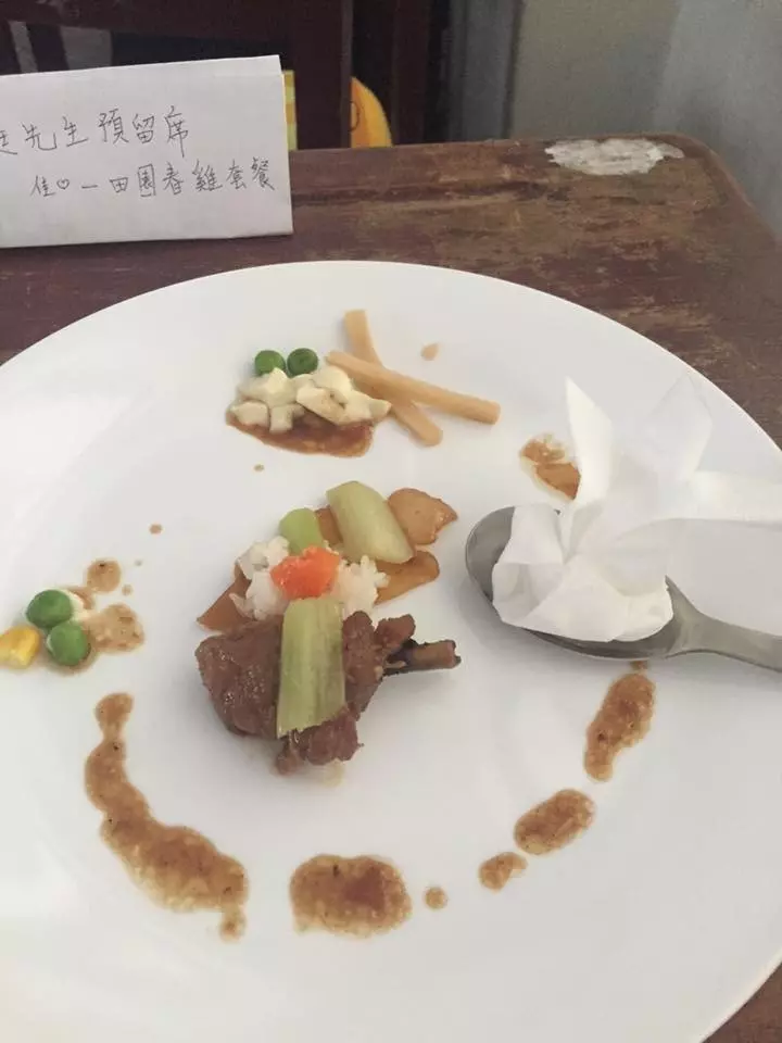 請同學幫忙裝營養午餐! 回到座位驚見「超狂神擺盤」....哪裡來的法式料理啊?