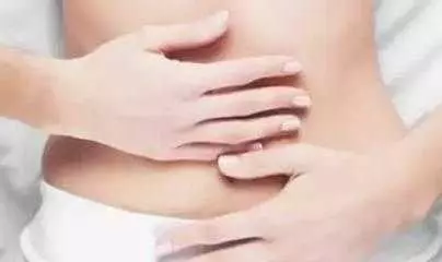 每天睡覺之前,對肚子做20下,拍走肚子贅肉、腰細了,還幫你睡足8小時