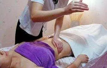 每天睡覺之前,對肚子做20下,拍走肚子贅肉、腰細了,還幫你睡足8小時