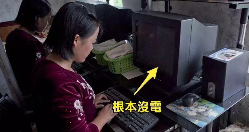 8張被偷渡出境「北韓不想讓你看到」的照片 牽著手的兩個女孩,反映出人民的「真實生活」