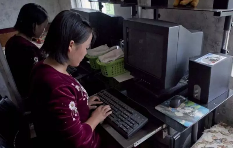 8張被偷渡出境「北韓不想讓你看到」的照片 牽著手的兩個女孩,反映出人民的「真實生活」