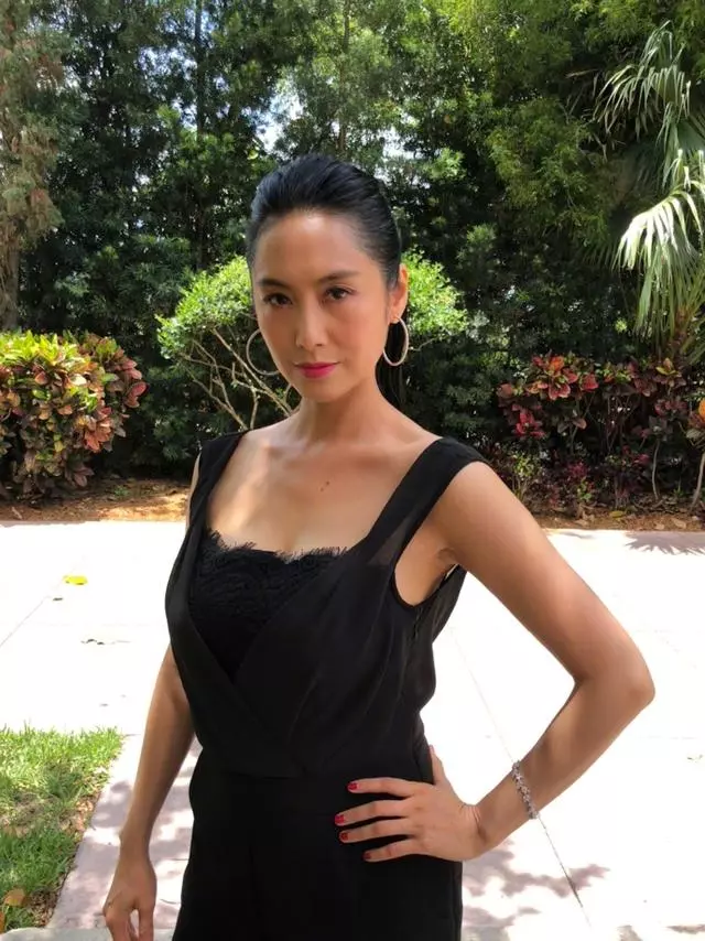 翁虹50歲曝近照!看上去比朱茵還嫩,網友:你再不老我們就老了!