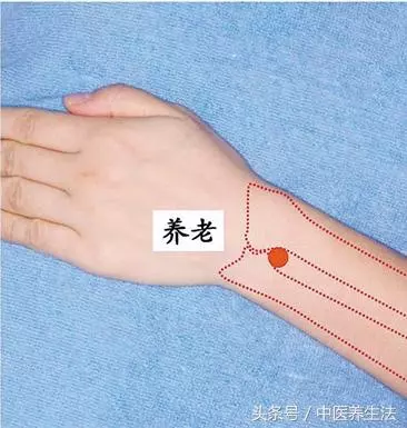 甩掉「老花眼」,這2個穴位,每天捏3下,90歲眼不花,看得清