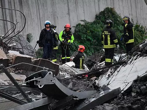 汽車高架橋坍塌至少35人死