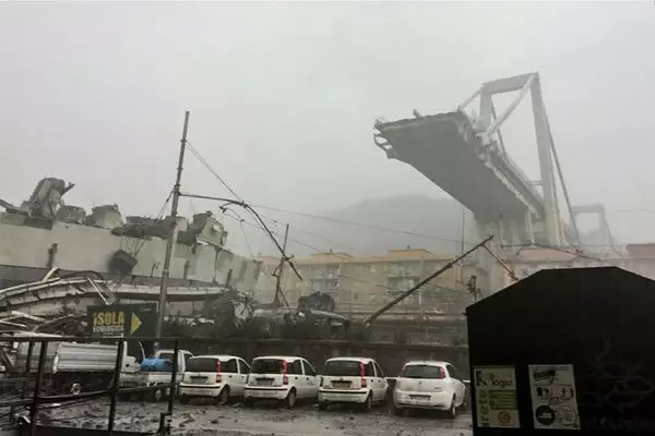 汽車高架橋坍塌至少35人死