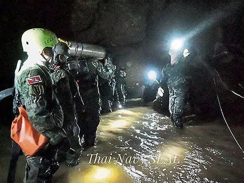 我們曾承諾彼此一同呼吸每一口空氣!海豹救少年喪命-遺孀悼念丈夫永同在!