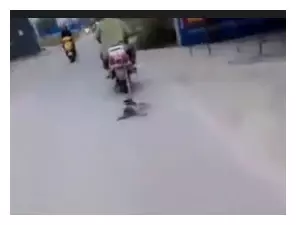 一男子騎摩托後面拖拽著一隻狗狗,還一路猛開直至將可憐的狗狗拖拽致死,太可恨了!