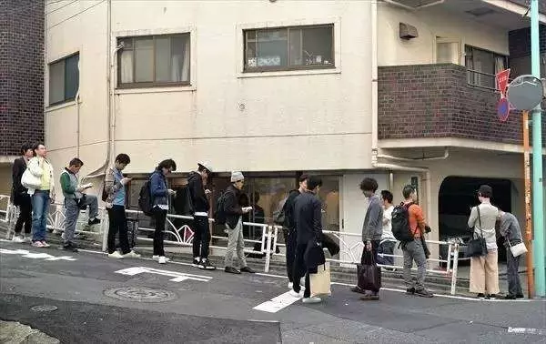 只賣「白色素T恤」的日本小店人氣超高 白T控就算排隊也要朝聖