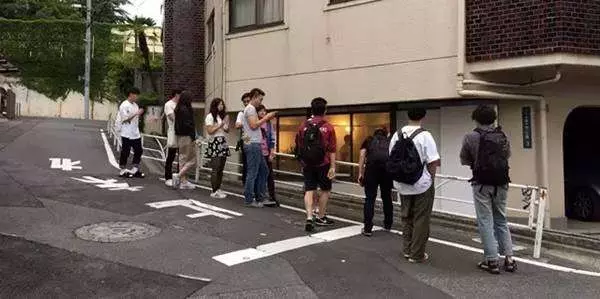 只賣「白色素T恤」的日本小店人氣超高 白T控就算排隊也要朝聖
