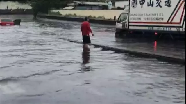 雨炸南台灣汪洋一片!車輛拋錨宛如水上停車場