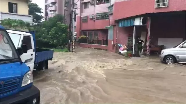 雨炸南台灣汪洋一片!車輛拋錨宛如水上停車場