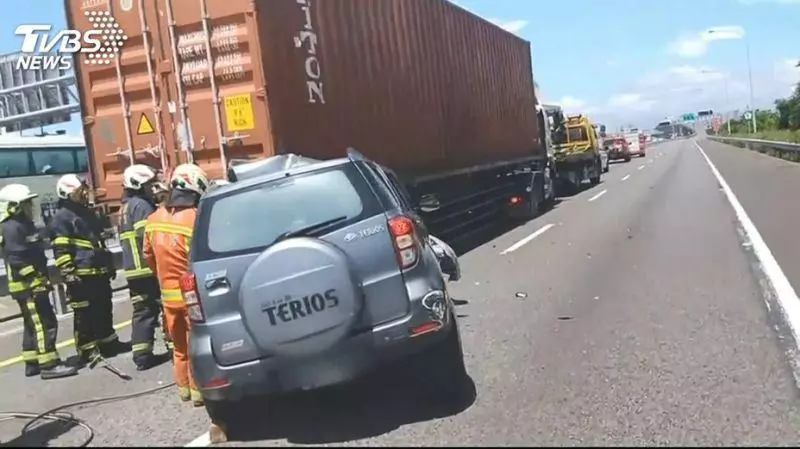 誤闖五楊高架!貨櫃車急煞 釀後方駕駛追撞亡
