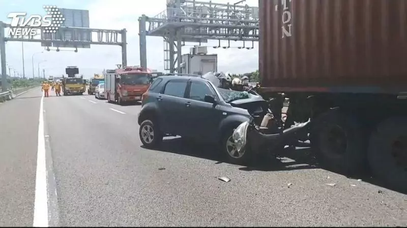 誤闖五楊高架!貨櫃車急煞 釀後方駕駛追撞亡