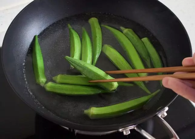 白灼「秋葵」時 用冷水還是熱水?我總是弄錯,難怪不脆嫩