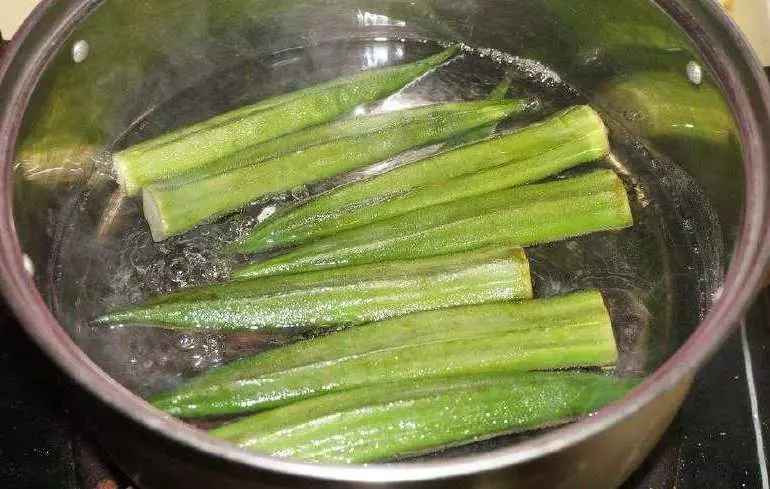 白灼「秋葵」時 用冷水還是熱水?我總是弄錯,難怪不脆嫩