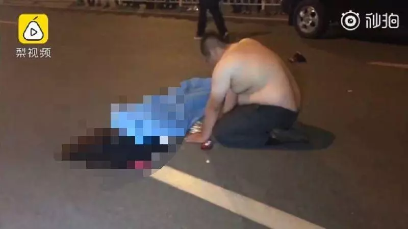 車禍奪命!肇事駕駛燃菸跪地1小時 低頭懺悔不發一語