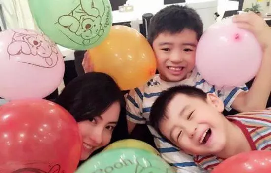 張柏芝帶兒子理髮後神似謝霆鋒,兒子卻這樣形容父親!謝賢聽後老淚縱橫!