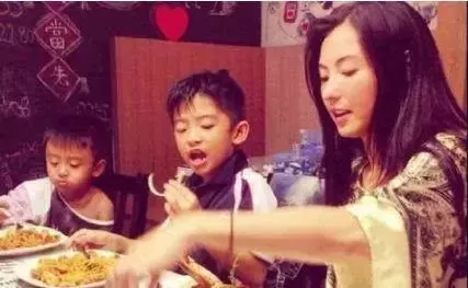 張柏芝帶兒子理髮後神似謝霆鋒,兒子卻這樣形容父親!謝賢聽後老淚縱橫!