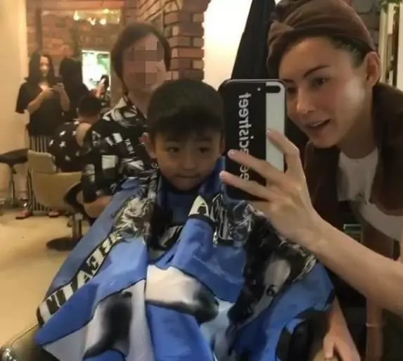 張柏芝帶兒子理髮後神似謝霆鋒,兒子卻這樣形容父親!謝賢聽後老淚縱橫!