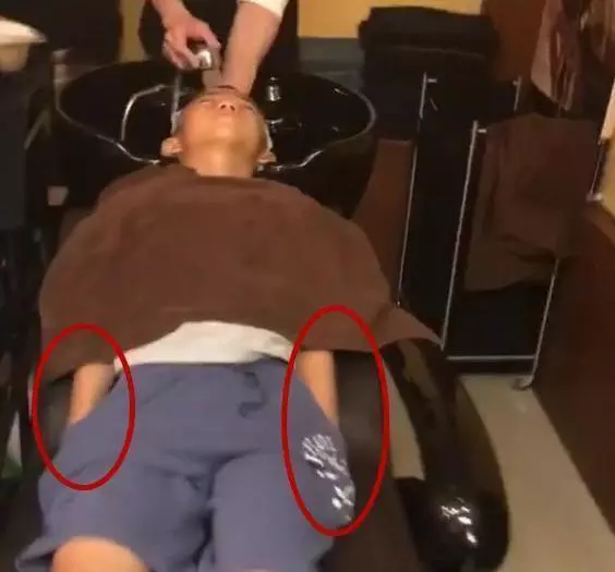 張柏芝帶兒子理髮後神似謝霆鋒,兒子卻這樣形容父親!謝賢聽後老淚縱橫!