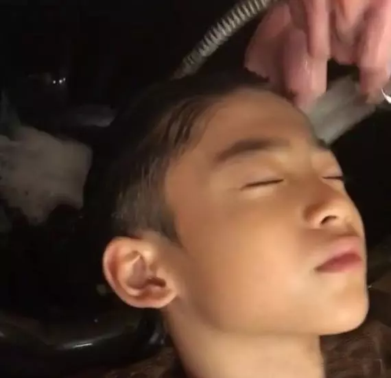 張柏芝帶兒子理髮後神似謝霆鋒,兒子卻這樣形容父親!謝賢聽後老淚縱橫!