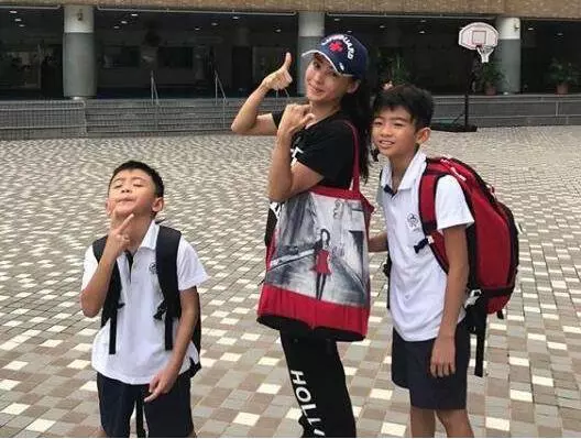 張柏芝帶兒子理髮後神似謝霆鋒,兒子卻這樣形容父親!謝賢聽後老淚縱橫!