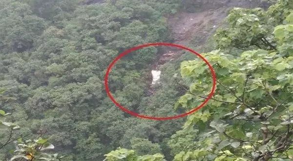 去野餐成不歸路-路滑失控-巴士墜谷33死
