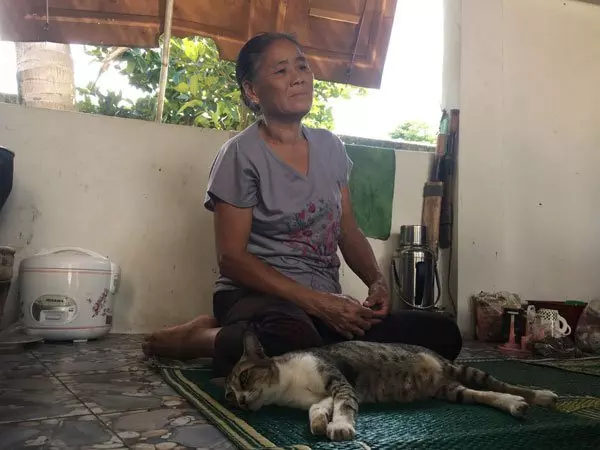 得悉兒仍生還,父母洞口守候,盼能早日看見兒子。