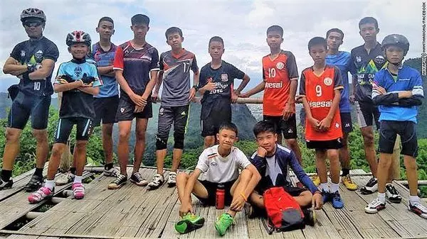 得悉兒仍生還,父母洞口守候,盼能早日看見兒子。