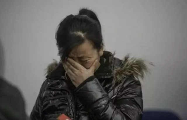 女子給兒子辦滿月宴,離世多年的母親突然出現,繼母說出當年實情