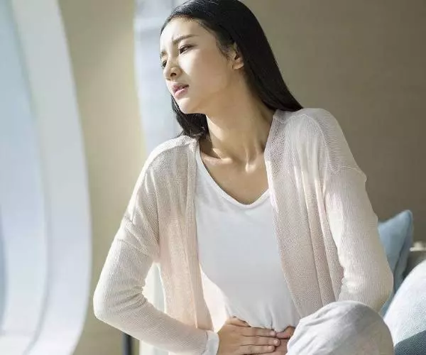 女子肚子疼去醫院開藥,大夫做完檢查後,立刻出門報警