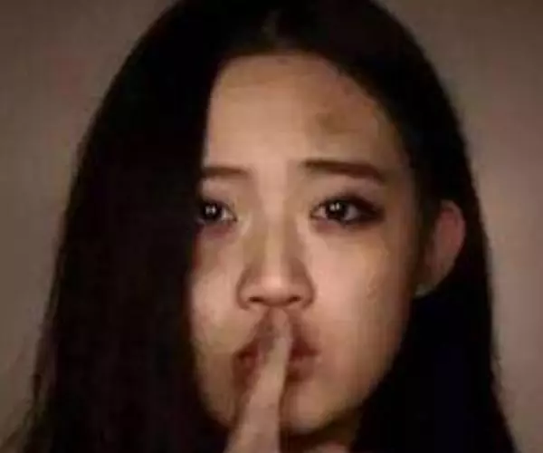 女子肚子疼去醫院開藥,大夫做完檢查後,立刻出門報警