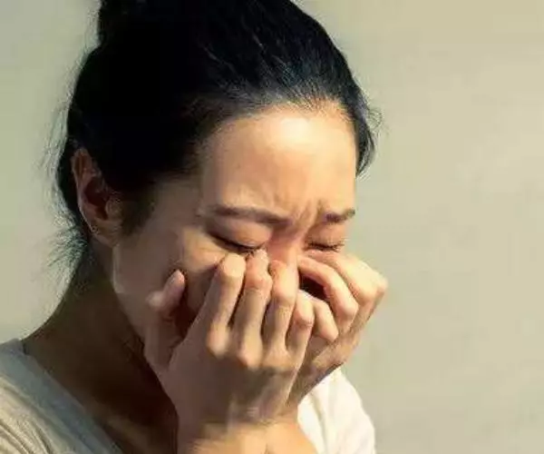 女子肚子疼去醫院開藥,大夫做完檢查後,立刻出門報警
