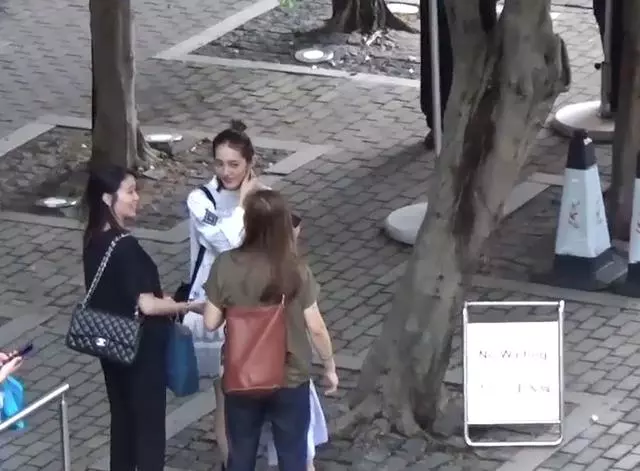 王棠雲對待小朋友很細心溫柔,難怪余文樂會選擇她當老婆~~~