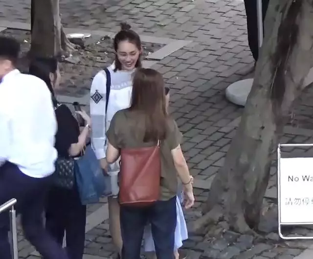 王棠雲對待小朋友很細心溫柔,難怪余文樂會選擇她當老婆~~~