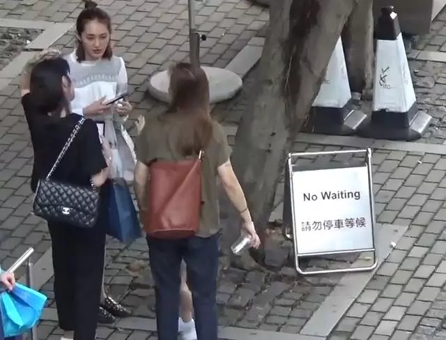 王棠雲對待小朋友很細心溫柔,難怪余文樂會選擇她當老婆~~~
