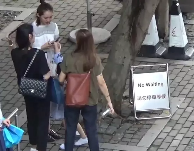 王棠雲對待小朋友很細心溫柔,難怪余文樂會選擇她當老婆~~~